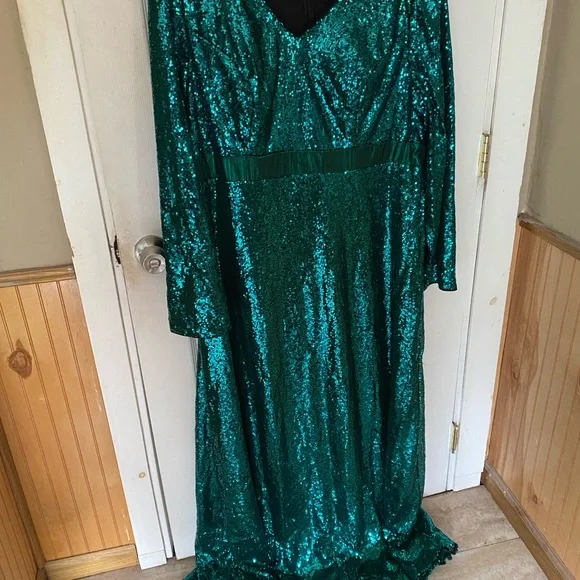 Emerald Green Sequin Gown - Picture 5 of 7